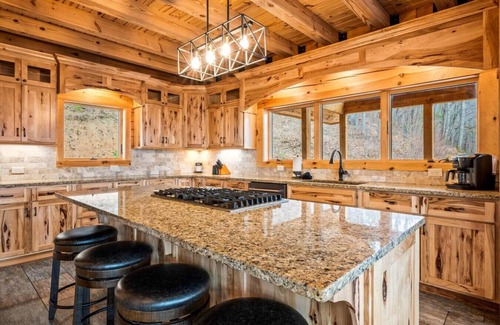 Gatlinburg - Pigeon Forge Cabin | Firefly Cove: 5BR w/MTN Views*Firepit*Hot Tub*Theater*Games
