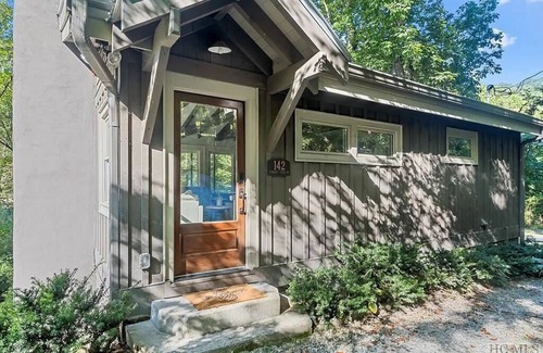 Highlands Cottage | FireFly Creek 2.9 Miles to Highlands