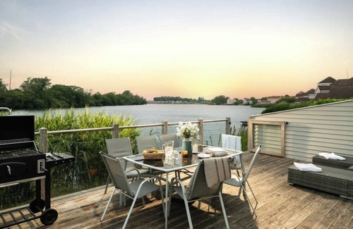 South Cerney House | Firefly Lodge - Lakeside Cotswold Stay with Kayaks