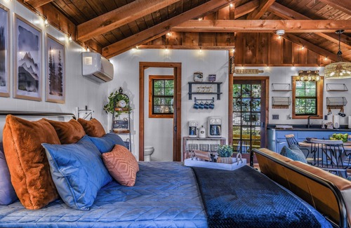 Townsend Cabin | Firefly Lookout: Pet Friendly, Free Attraction Tickets, Hot Tub & Fireplace