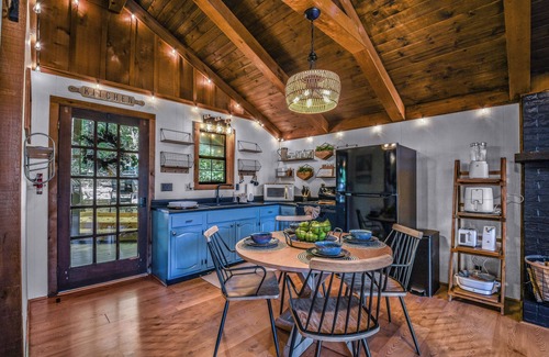 Townsend Cabin | Firefly Lookout: Pet Friendly, Free Attraction Tickets, Hot Tub & Fireplace