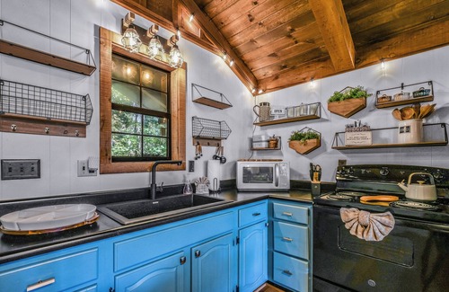 Townsend Cabin | Firefly Lookout: Pet Friendly, Free Attraction Tickets, Hot Tub & Fireplace