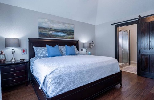 Edmond House | Firelane - Classy, Comfortable, Pet friendly
