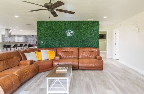 DeLand House | Firepit + Pool Table + Grill + 8mi to Blue Springs