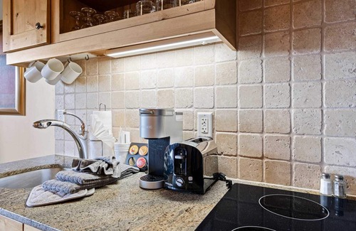 Kimball Junction Condo | Fireplace, Balcony, Private Hot Tub | Top-Floor Views + Central Stay in PC