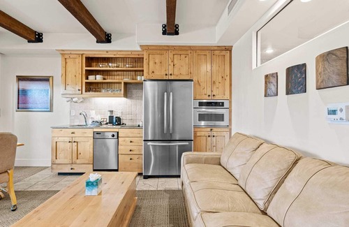 Kimball Junction Condo | Fireplace, Balcony, Private Hot Tub | Top-Floor Views + Central Stay in PC