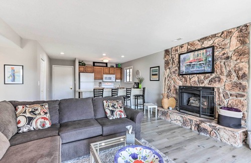 Lake Ozark Condo | Fireplace & Grill: Bright Lake Ozark Condo!