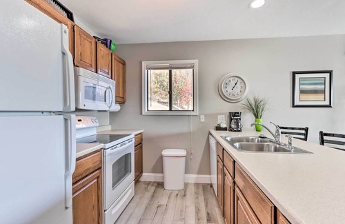 Lake Ozark Condo | Fireplace & Grill: Bright Lake Ozark Condo!