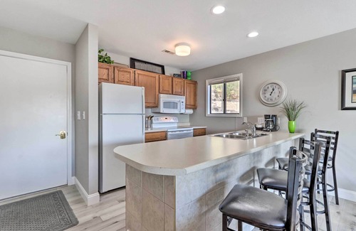 Lake Ozark Condo | Fireplace & Grill: Bright Lake Ozark Condo!