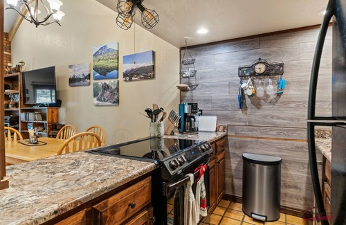Silverton Condo | Fireplace, Hot Tubs, Pool, Free Ski Shuttle!