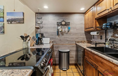 Silverton Condo | Fireplace, Hot Tubs, Pool, Free Ski Shuttle!