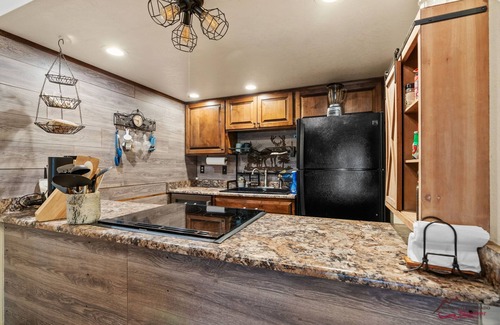 Silverton Condo | Fireplace, Hot Tubs, Pool, Free Ski Shuttle!