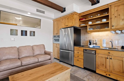 Kimball Junction Condo | Fireplace & Private Hot Tub | Private Balcony + Views | Clean + Spacious