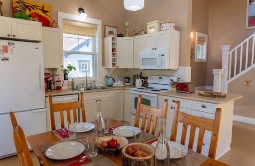 Oroville Cottage | Firerock Hideout - Short stroll to Everything!
