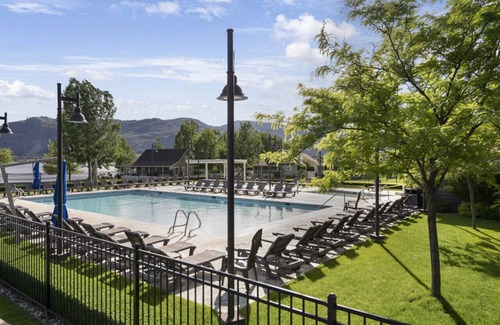 Oroville Cottage | Firerock Hideout - Short stroll to Everything!