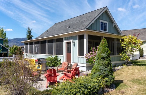Oroville Cottage | Firerock Hideout - Short stroll to Everything!