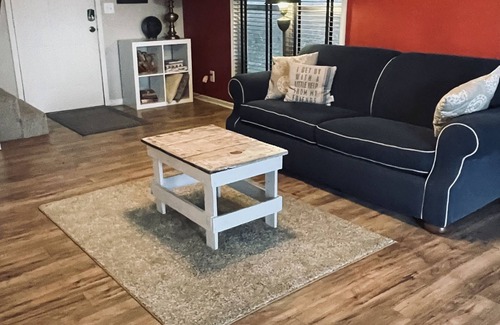 Deepwater House | Fireside Cabin – a cozy retreat at Truman Lake– relax and unwind!