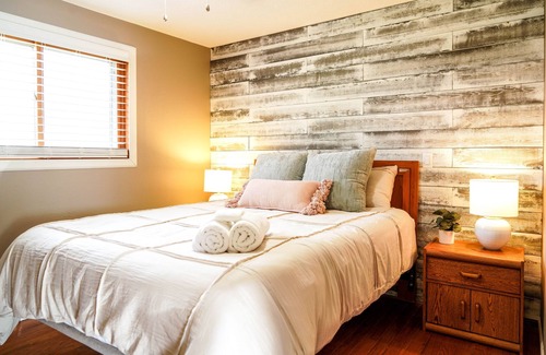 Elkhorn House | Fireside Charm on Strawberry Hill – A Tranquil Escape! Hot Tub, Pet Friendly
