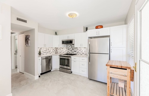 Marco Island Condo | First-floor, 1/1, Old Marco unit with a fishing pier