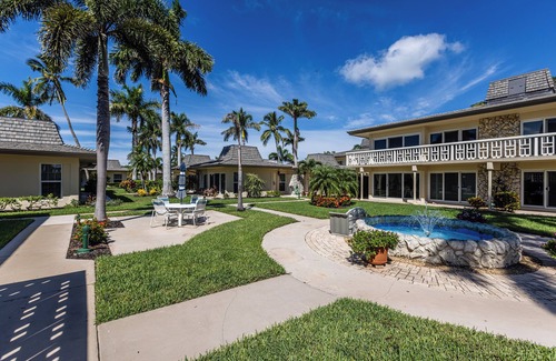 Marco Island Condo | First-floor, 1/1, Old Marco unit with a fishing pier