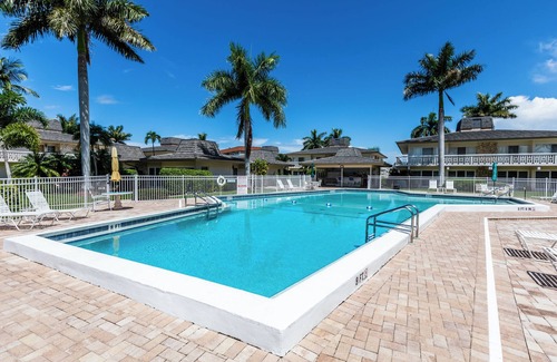 Marco Island Condo | First-floor, 1/1, Old Marco unit with a fishing pier