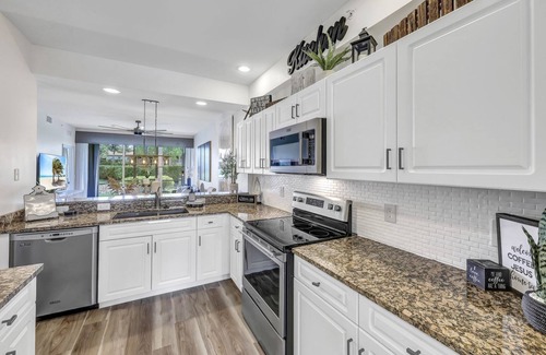 Naples Condo | FIRST FLOOR 3/2, GOLF, POOL, TENNIS, BEAUTIFULLY REMODELED CLOSE TO BEACHES