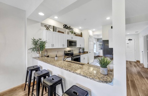 Naples Condo | FIRST FLOOR 3/2, GOLF, POOL, TENNIS, BEAUTIFULLY REMODELED CLOSE TO BEACHES