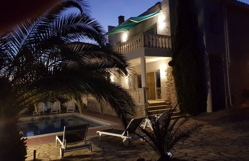 El Mas Fumats Apartment | First floor apartment in villa with pool, residential area