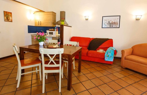 Robregordo Apartment | First floor bedroom and fireplace duplex