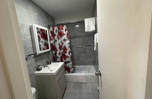 Queens Apartment | First floor cozy apartment(on second level), Great place for any family .