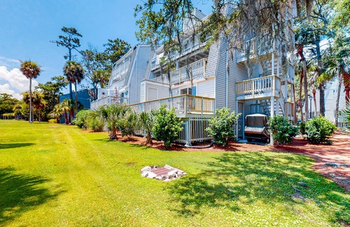 Ocean Ridge Condo | First-floor, dog-friendly condo in golf course setting with back deck & W/D