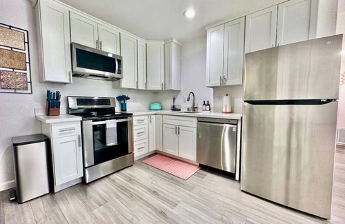 Downtown Sacramento Apartment | First floor gated, central & remodeled apartment