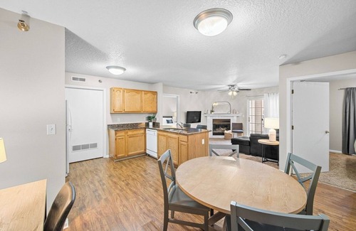 West Des Moines Apartment | First Floor | King Bed | Gym | Near Jordan Creek