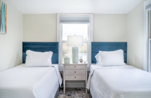 Hampton Hotel | First Floor Poolside Family Suite!