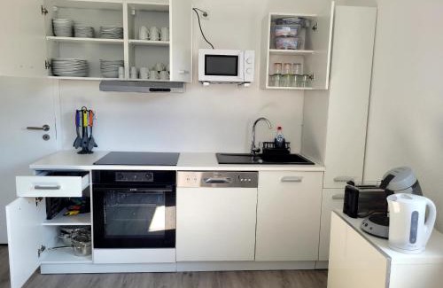 Villingen-Schwenningen Apartment | Fischer Apartment 2 - geräumige Monteurs- & Ferienwohnung mit 4 Schlafzimmern - neu renoviert mit privater Terrasse, Smart-TV & voll ausgestatteter Küche - ideal für Arbeit, Gruppen & Familien