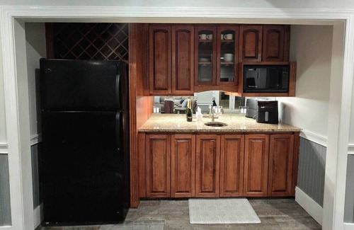 Brunswick House | FISH CAMP with luxuries of modern comfort 1 bedroom/2 bed rich amenities