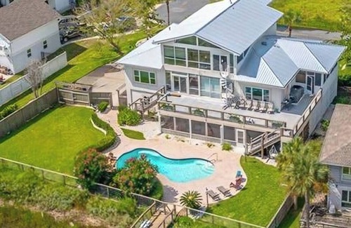 Brunswick House | FISH CAMP with luxuries of modern comfort 1 bedroom/2 bed rich amenities