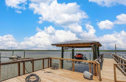 Brunswick House | FISH CAMP with luxuries of modern comfort 1 bedroom/2 bed rich amenities
