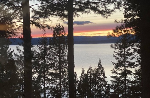 East Shore House | Fish, fall in love, enjoy family and friends by this amazing lake almanor.