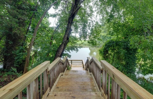 Colonial Beach House | Fish, Relax & Enjoy Lake Views: Colonial Beach Gem