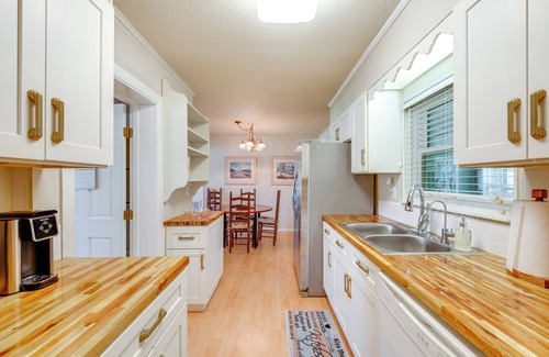Magnolia Bluffs House | Fish, Relax & Repeat: Home w/Yard in Eastpoint!