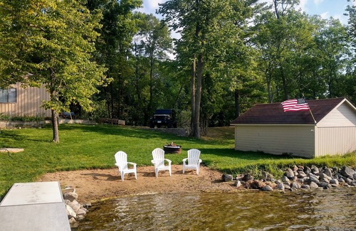 Cushing Cabin | Fish Trap Lake Oasis- Perfect couples getaway. Pet-Friendly.