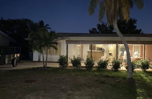 Caloosahatchee House | Fisherman/boaters/jet skis. Waterfront. Downtown. Close to everything!
