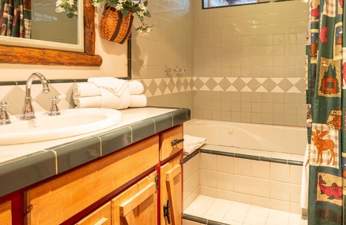 Twin Peaks Hotel | Fisherman's Hideaway - Two Bedroom | Two Beds | Full Bathroom | Sleeps Five