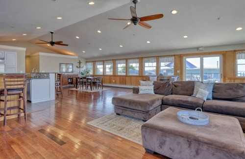 Stonington Apartment | Fisherman`s Loft - In-town Apartment, Ocean Views