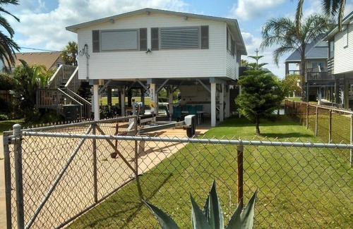 Galveston Cottage | Fisherman's Paradise-Closest Canal Rental to Bait,Gas,Restaurant& Bar by Boat