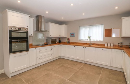 Malltraeth House | FISHERMANS COTTAGE, pet friendly, with hot tub in Malltraeth