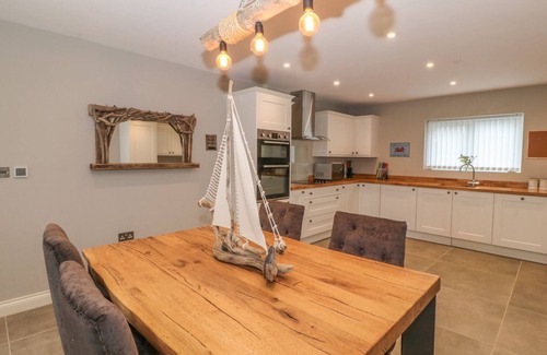 Malltraeth House | FISHERMANS COTTAGE, pet friendly, with hot tub in Malltraeth