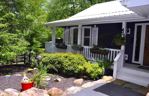 Blairsville Cabin | Fishing, Swimming, Kayaking, Hot Tub, Dog Friendly