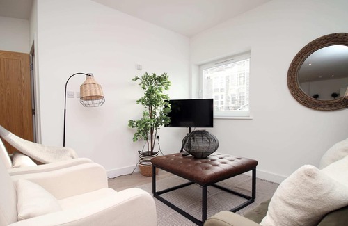 Hanham Apartment | Fishponds Flat 1 by Mia Living (2 bedroom apartment)